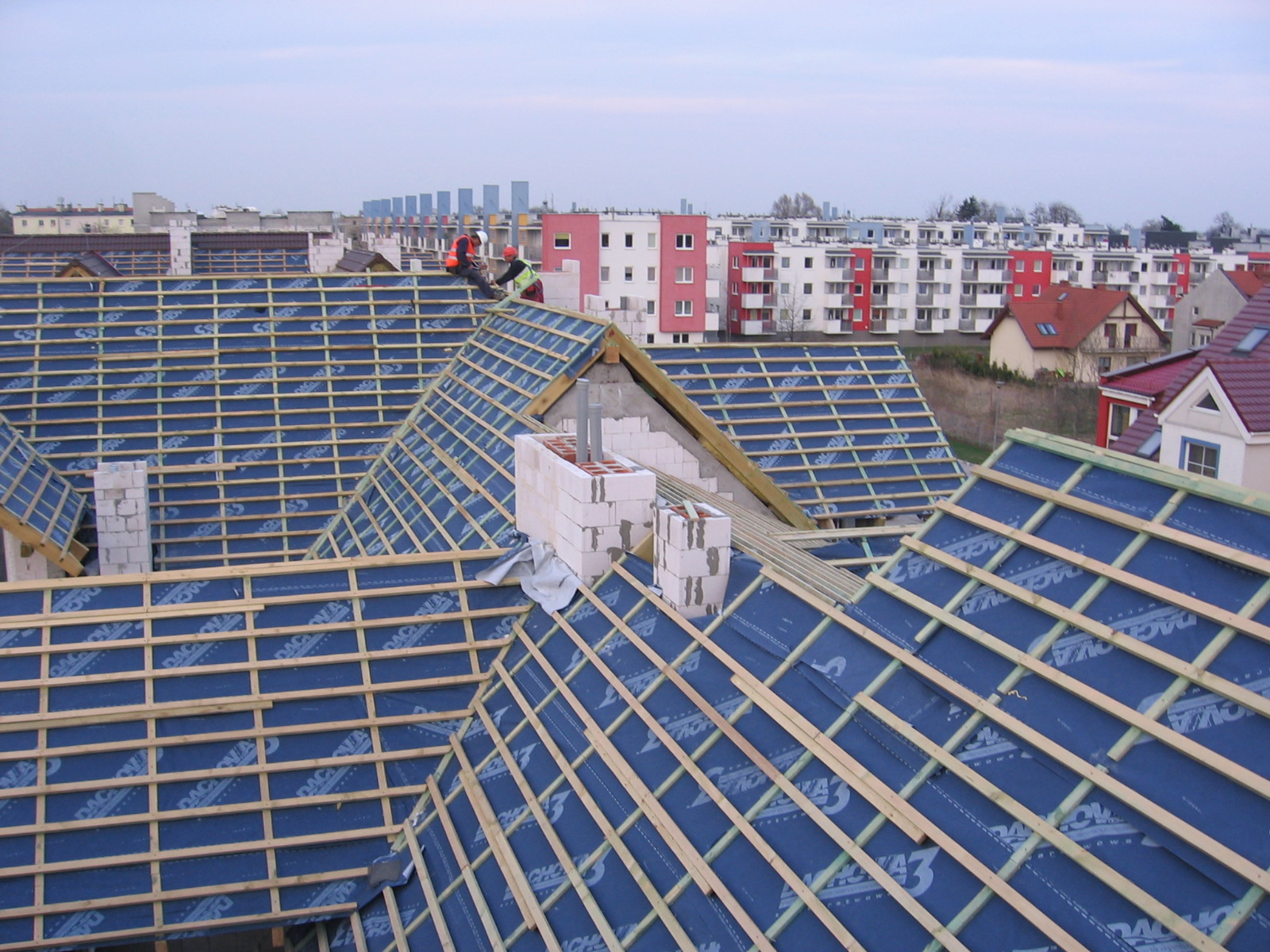 Wykonanie dachu i elewacji na budynku wielorodzinnym